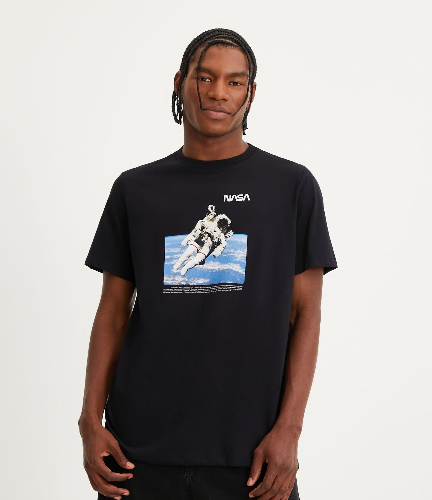 Camiseta preta de ajuste regular com estampa de astronauta da NASA