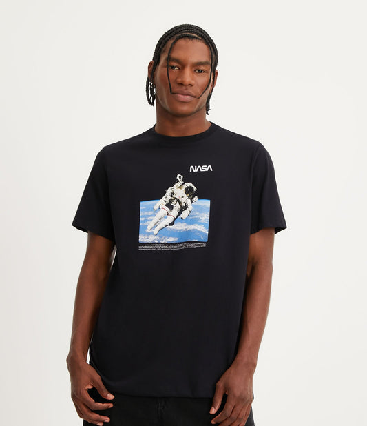 Camiseta preta de ajuste regular com estampa de astronauta da NASA