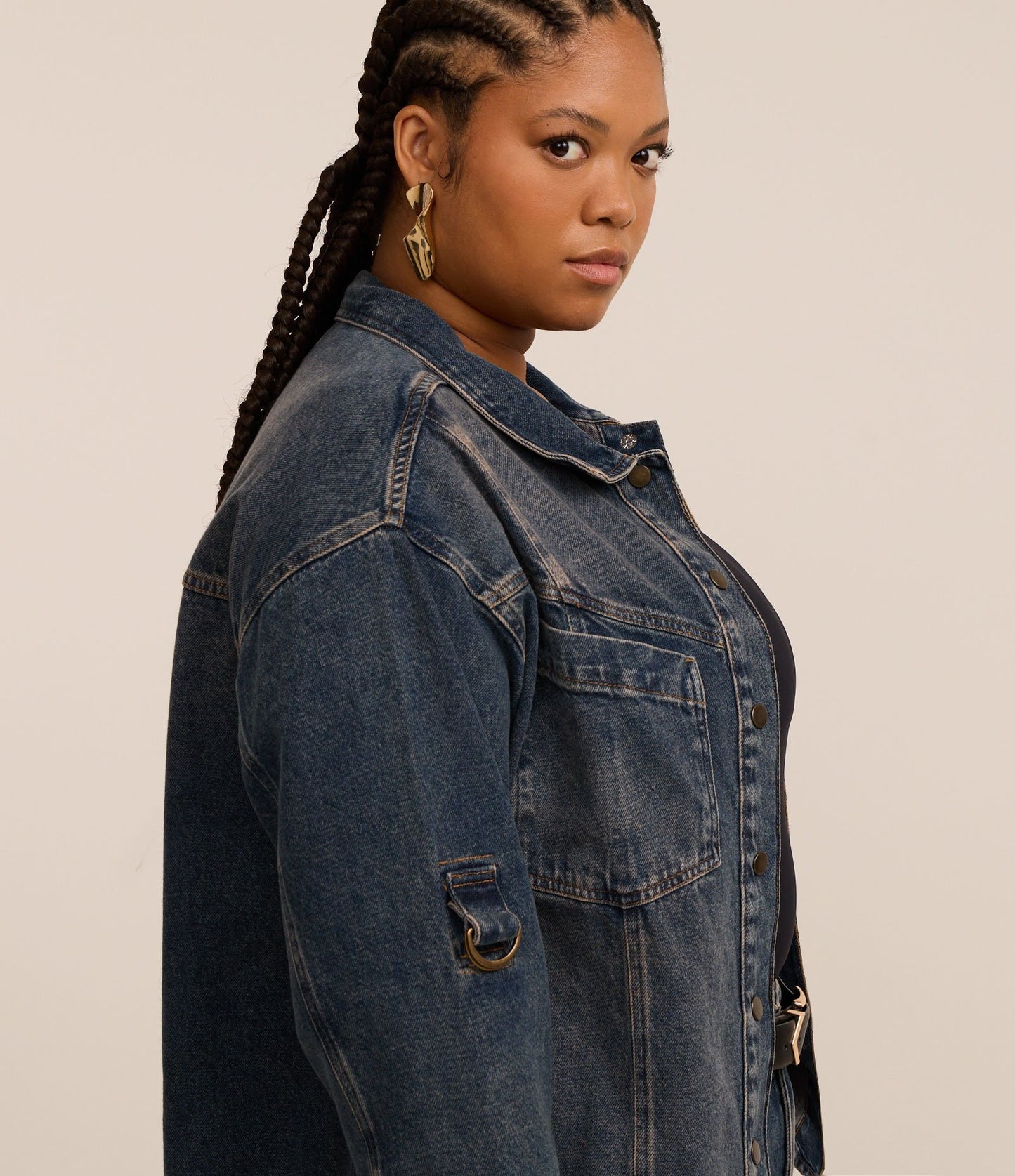 Camicia in denim blu con lavaggio sporco e spalline, taglie forti e curve, con tasca