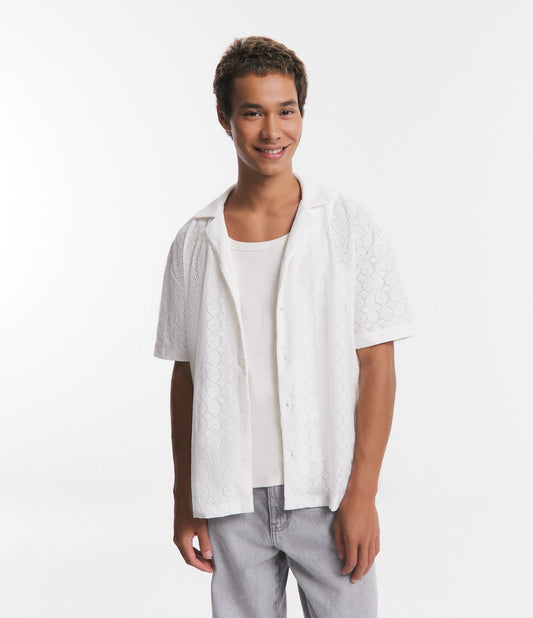 Camisa branca de malha boxy com bordados e recortes