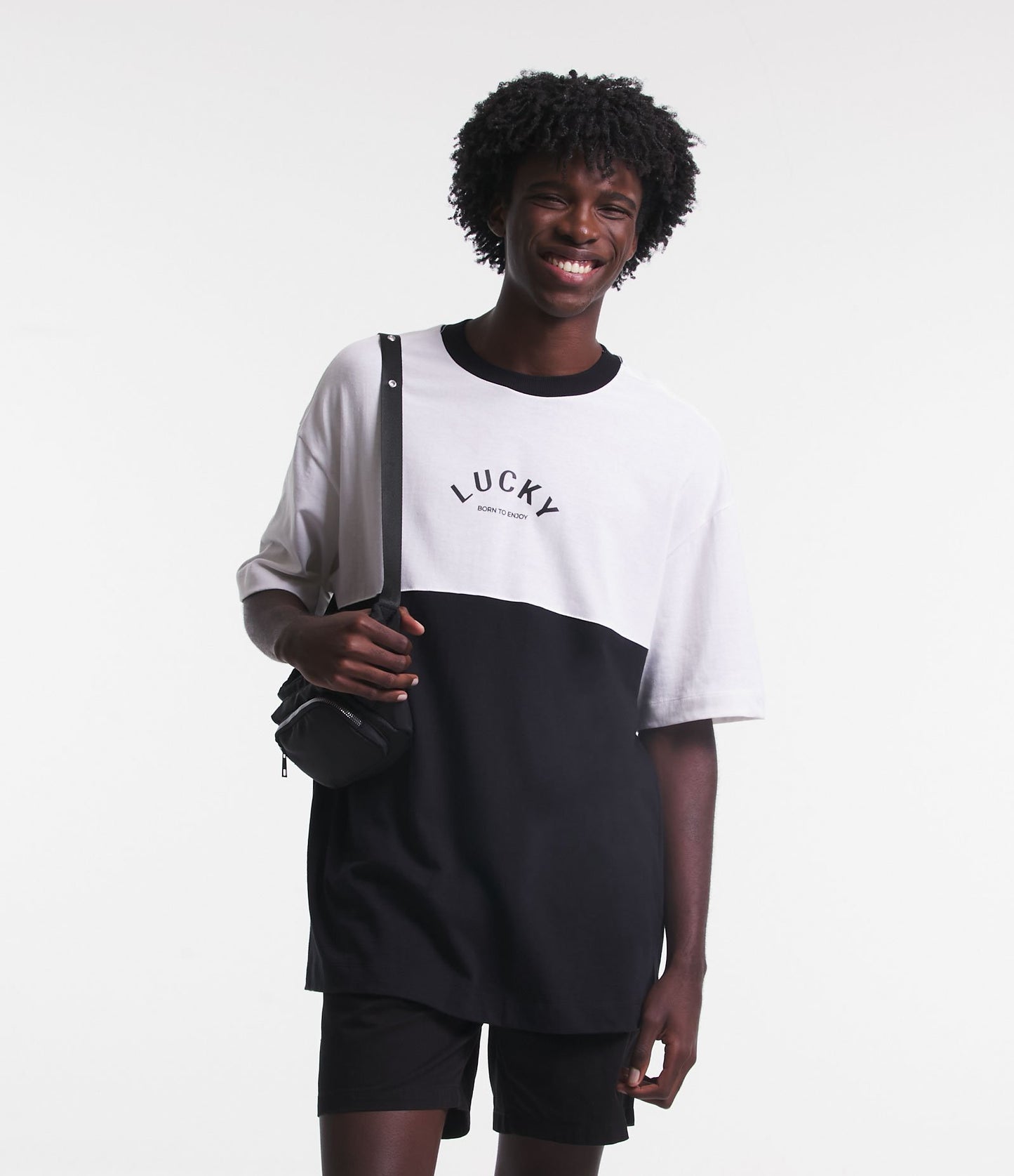 Camiseta oversize de algodón con letras "Lucky" y ribetes en contraste blanco/negro