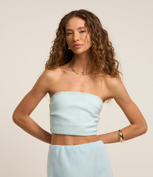 Top azul de bengalina con espalda fruncida