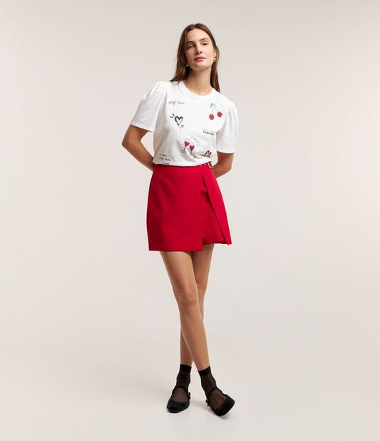 Short Tailored Crepe com sobreposição e fivela em vermelho