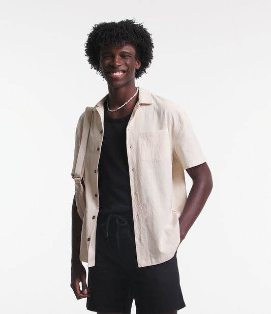 Camisa Relajada Textura Tricolina con Bolsillo Delantero en Beige