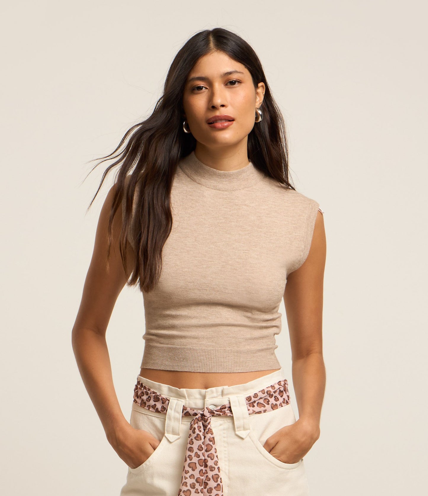 Top Cropped de Tricô Sem Mangas com Gola Bege