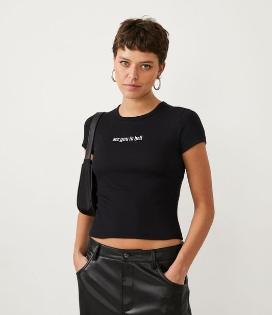 Top a manica corta in maglia con scritta nera "See You in Hell".