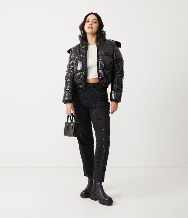 Jeans in denim nero stile anni '90 con tasche e borchie lucide