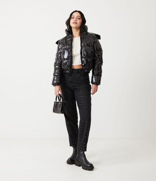 Jeans in denim nero stile anni '90 con tasche e borchie lucide