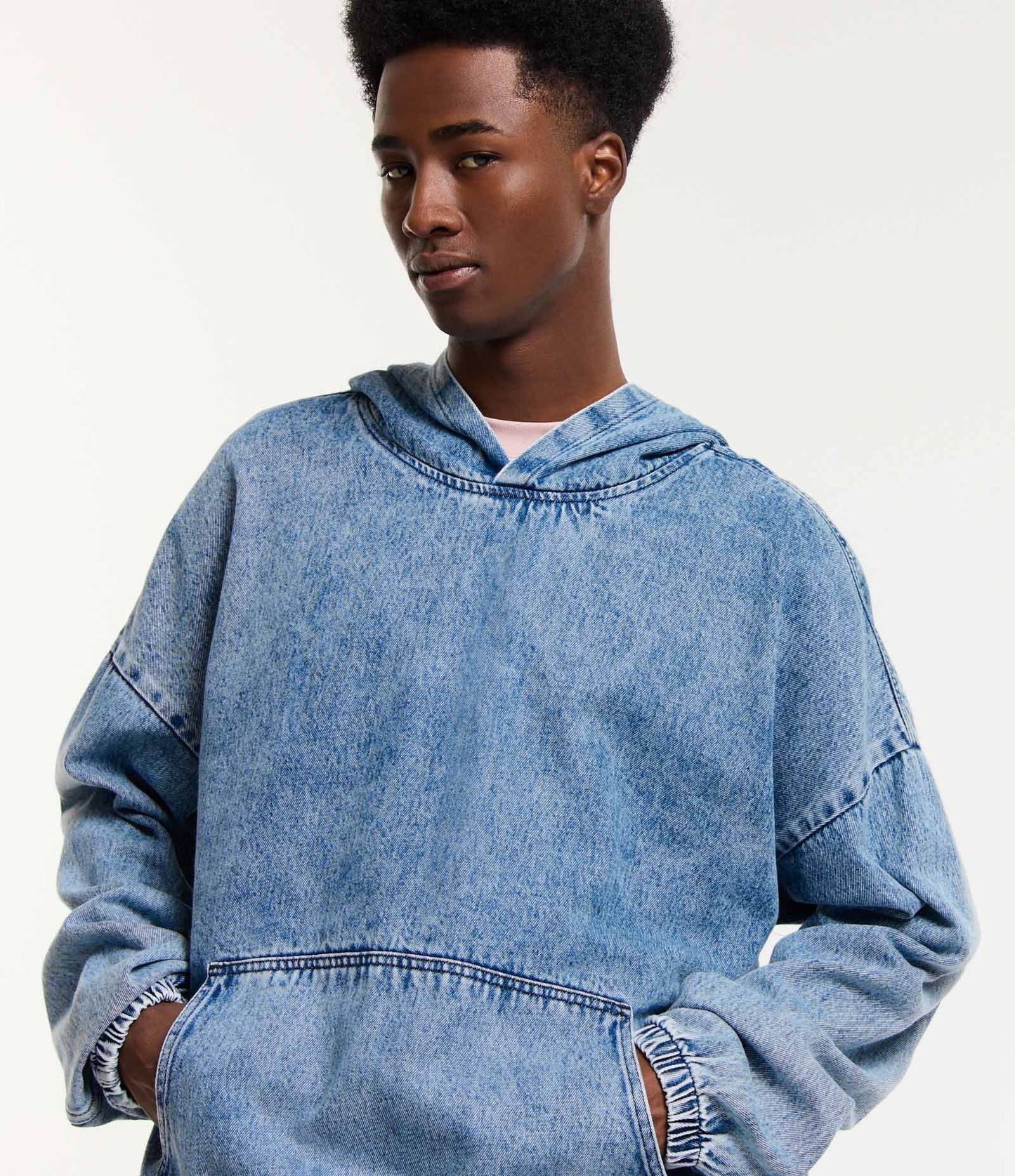 Moletom de brim azul marmorizado com bolso canguru