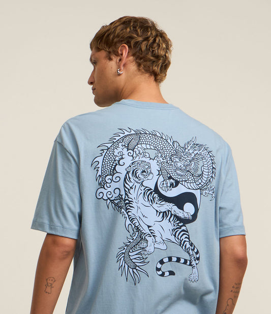 Camiseta de algodão de ajuste descontraído com estampa de dragão e tigre azuis