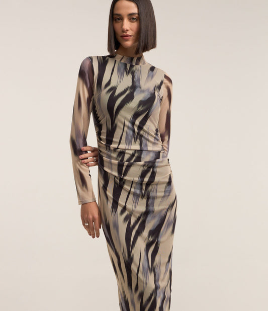 Vestido de tule off-white com estampa abstrata drapeada