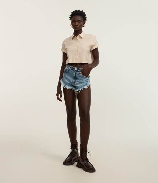 Shorts de brim azul com bainha desfiada