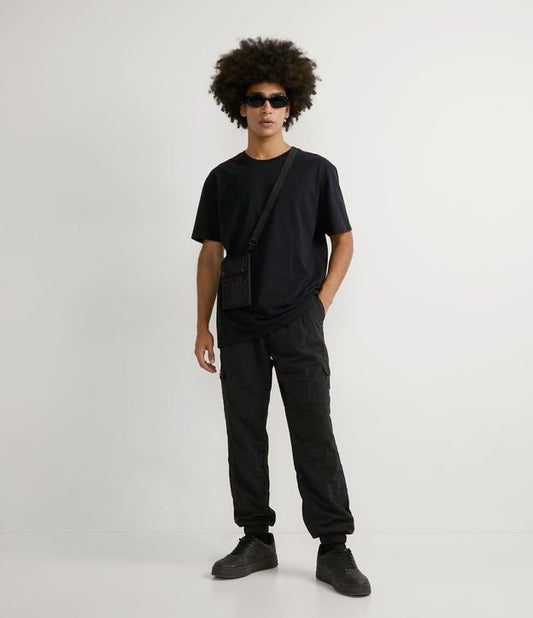 Calça Jogger preta com cós elástico e letras laterais