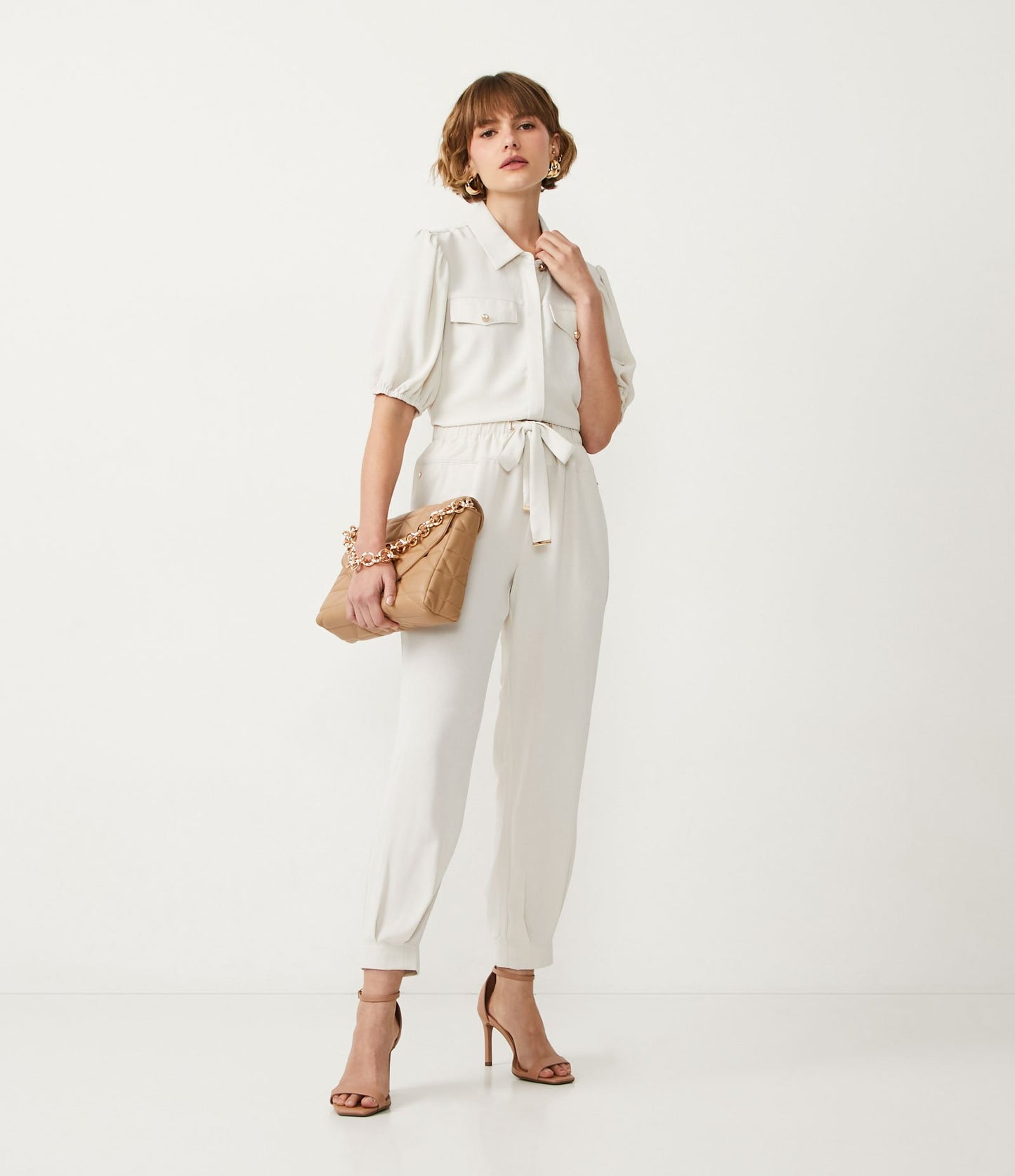 Pantaloni fluidi bianchi con cravatta anteriore e dettaglio con nappe