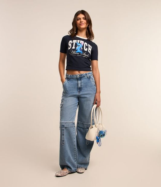 Jeans de pernas largas com bolsos cargo e alças azuis