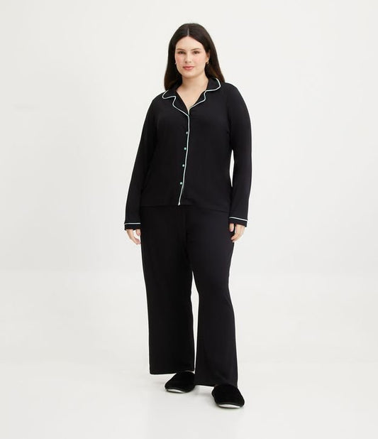 Pijama longo estilo americano em viscose com tubulação contrastante, tamanho grande e curvilíneo, preto