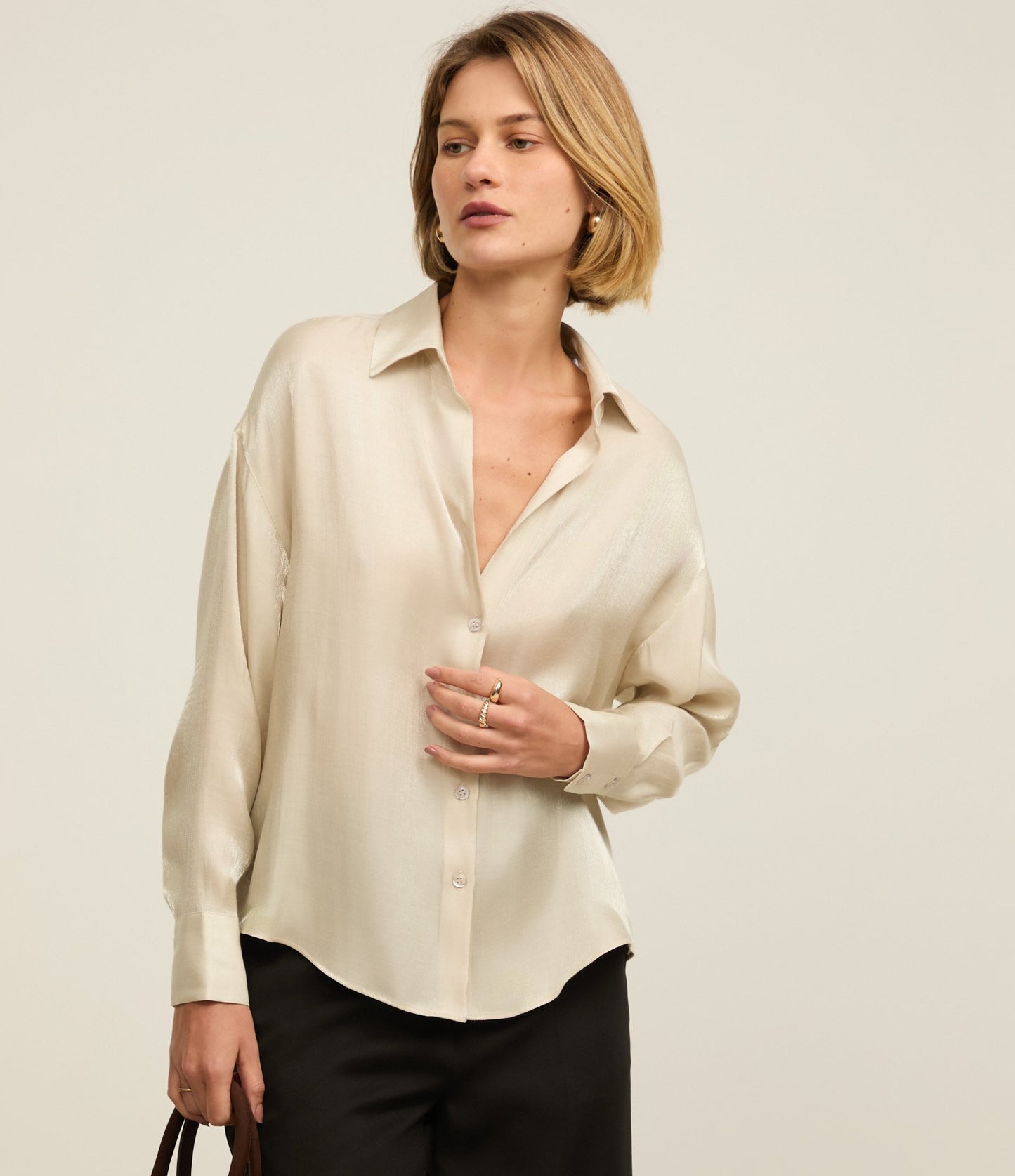 Camisa de Cetim com Fechamento por Botões e Punhos Largos em Off White