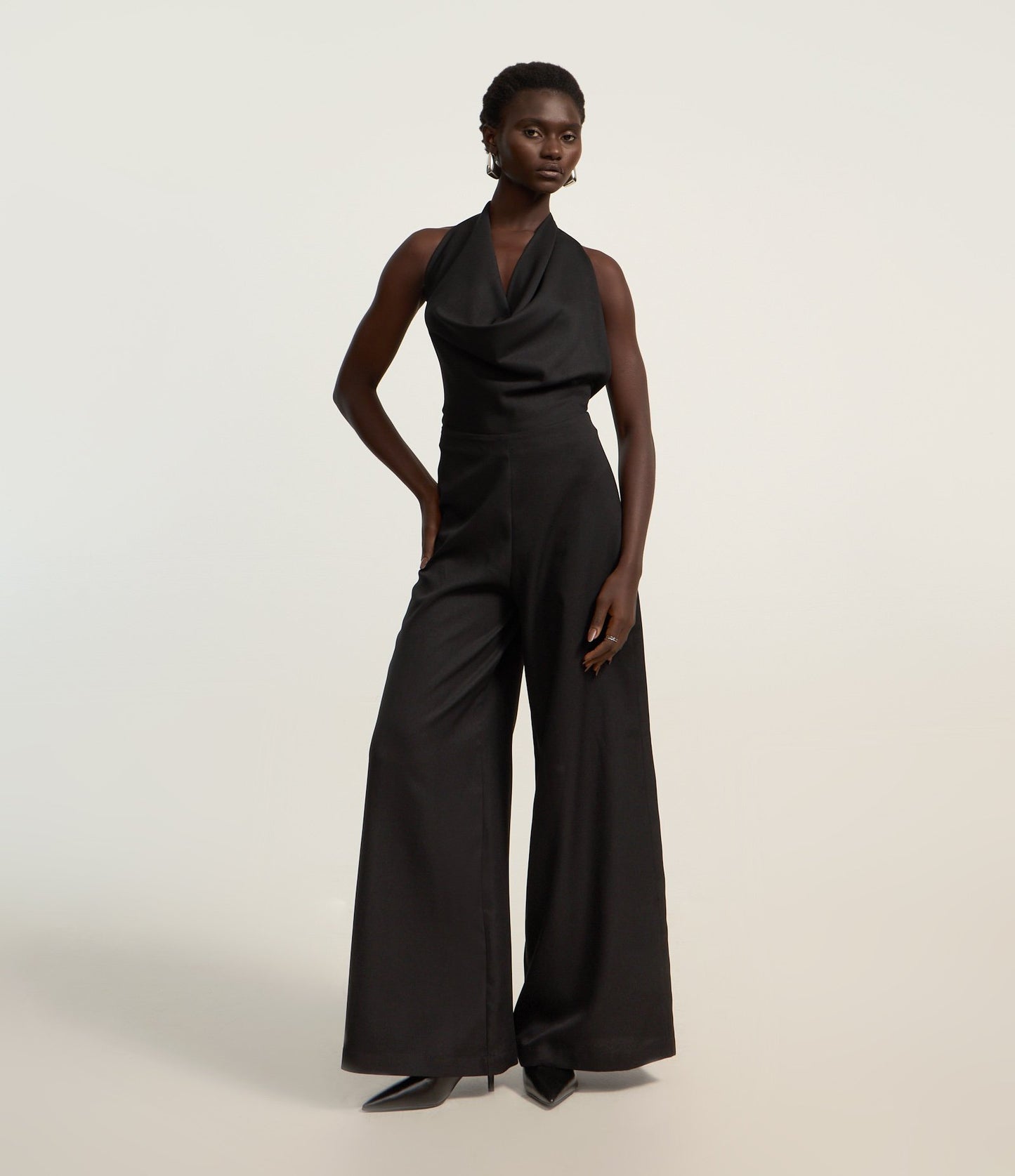 Mono negro de crepé con piernas anchas y escote halter