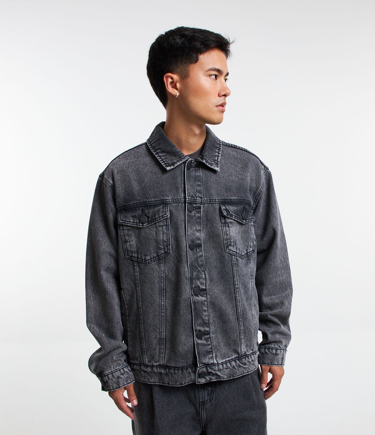 Jaqueta Boxy Trucker em Black Dirty Denim com bolsos