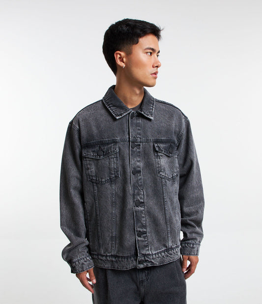 Jaqueta Boxy Trucker em Black Dirty Denim com bolsos