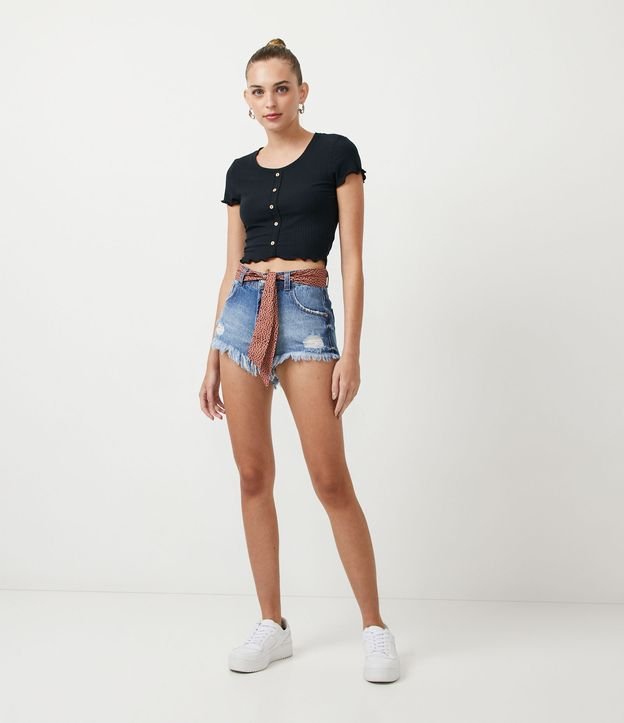 Shorts jeans com bainha desfiada e cinto com lenço estampado azul exclusivo