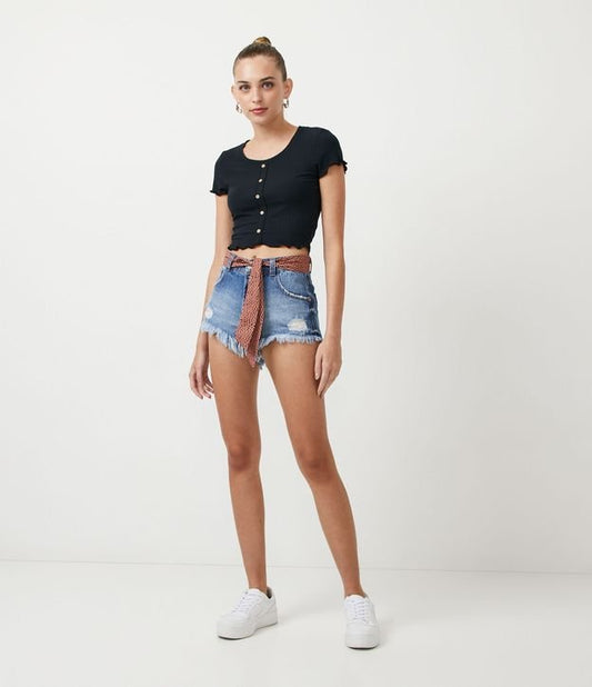 Shorts jeans com bainha desfiada e cinto com lenço estampado azul exclusivo
