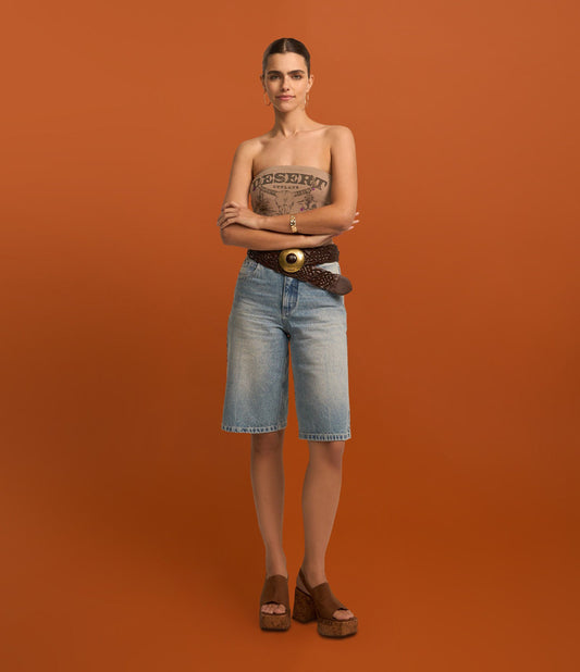 Shorts jeans com lavagem azul suja