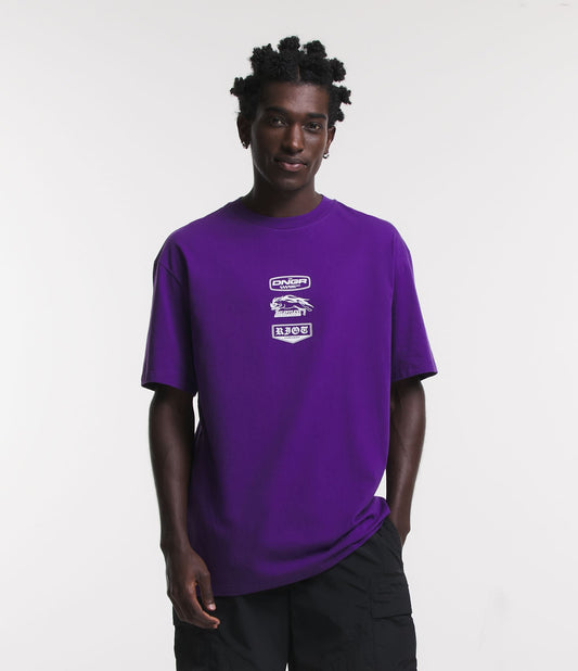 Camiseta Comfort em meia malha com estampa do logotipo em roxo