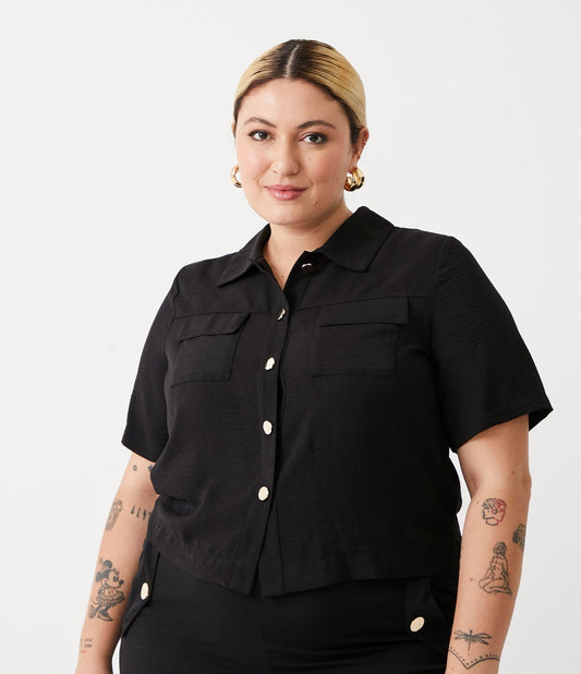 Camisa cropped preta com bolsos frontais e botões - Curves & Plus Size