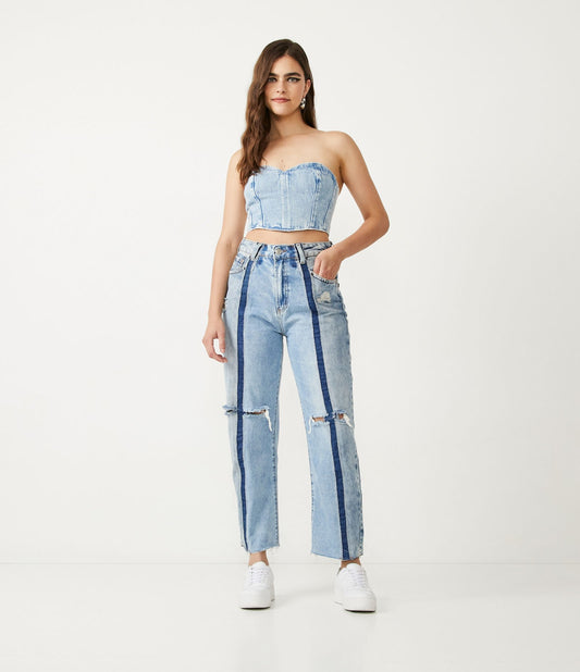 Jeans de perna reta com rasgos no joelho e listras azuis contrastantes