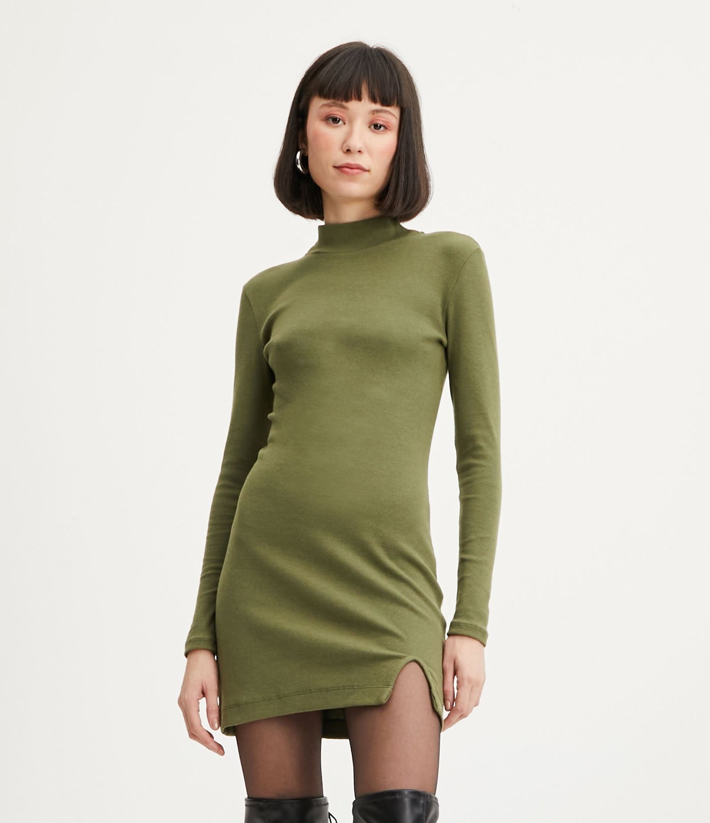 Vestido curto canelado com gola alta e fenda lateral em verde