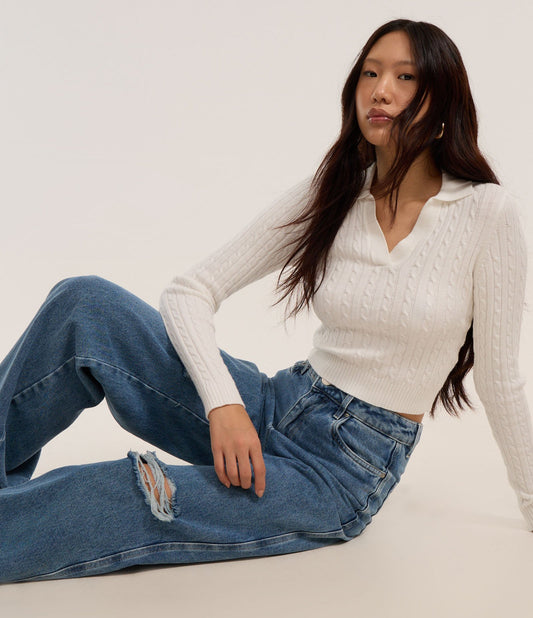 Jeans de perna larga com detalhes desgastados e rasgos no joelho em azul médio