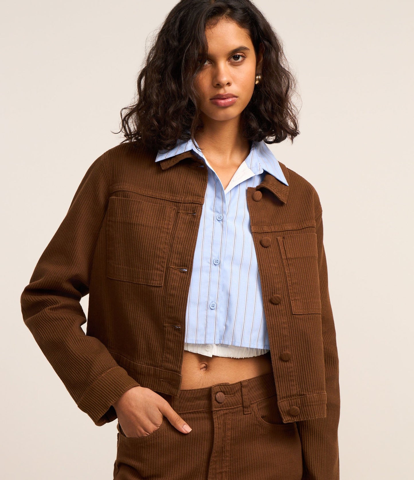 Giacca regular in velluto a coste con tasche frontali in marrone