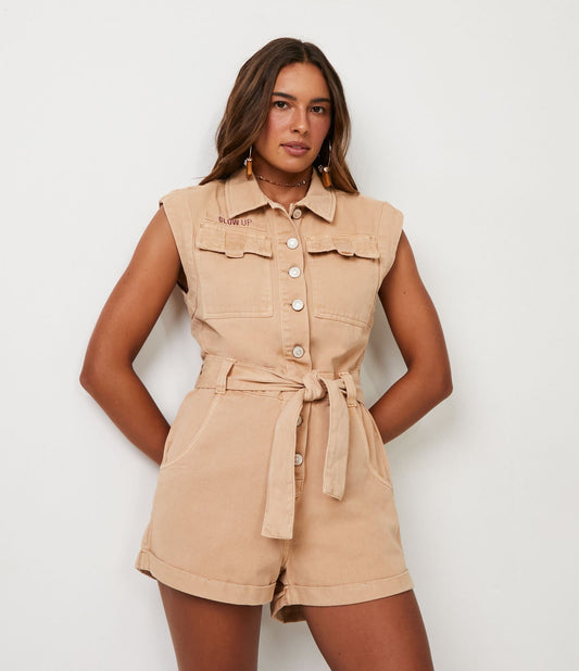 Romper senza maniche in twill con tasche cargo e cravatta marrone in vita