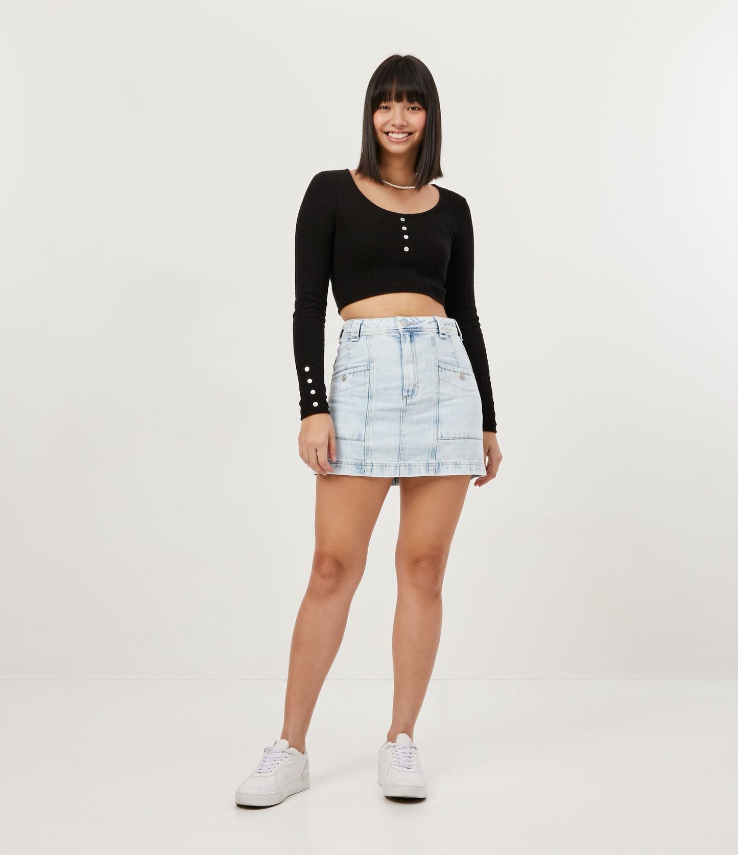 Saia jeans curta com bolsos frontais em azul claro