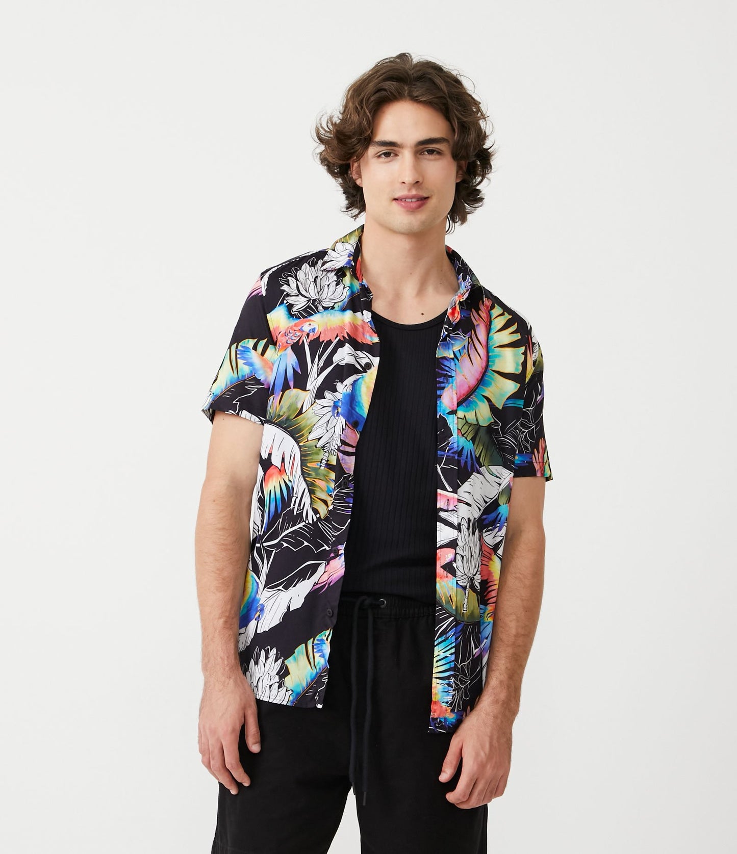 Camicia in viscosa dal taglio regolare con stampa nera di ara e fogliame