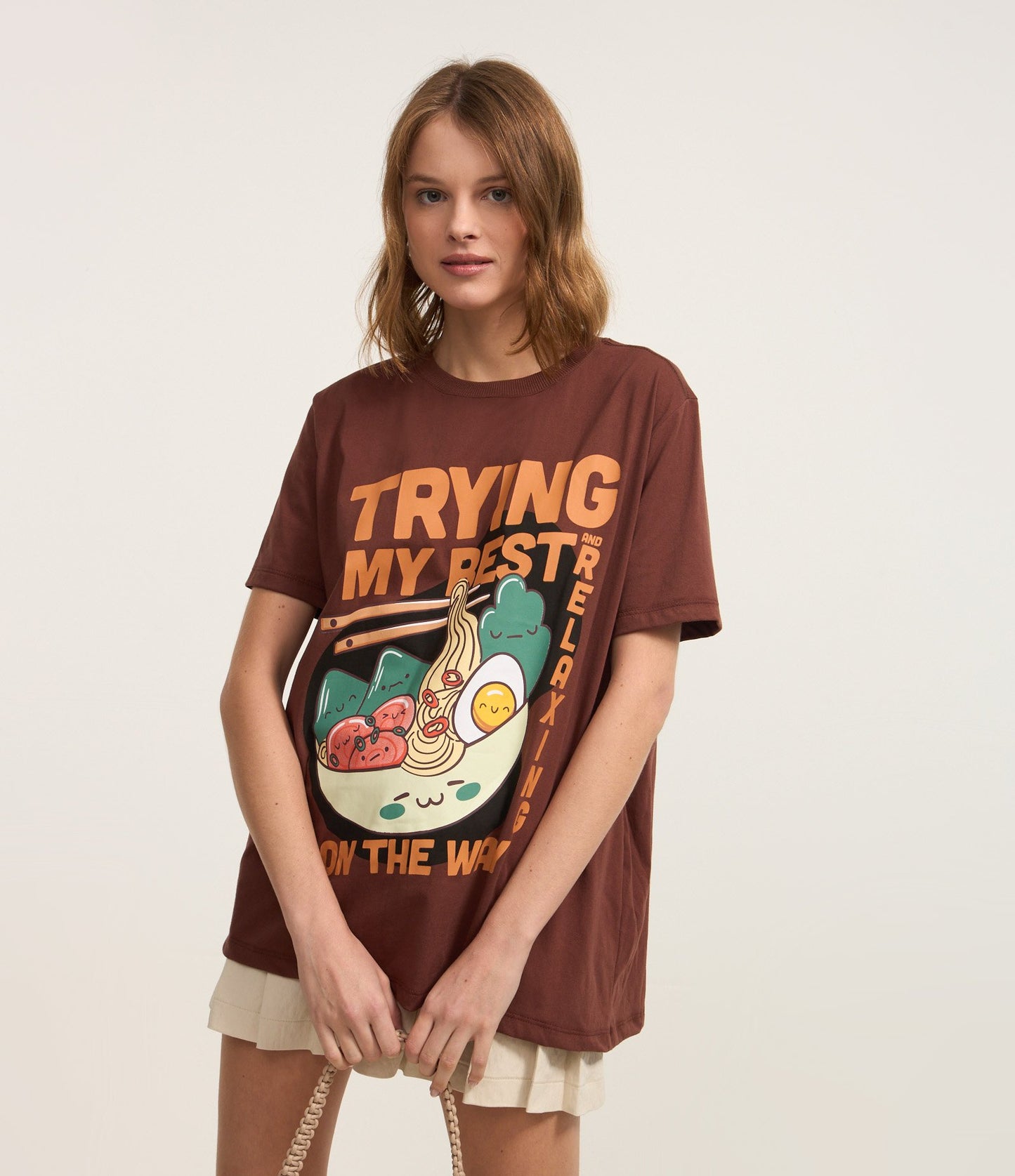 Camiseta de Algodão Marrom com Estampa de Ramen