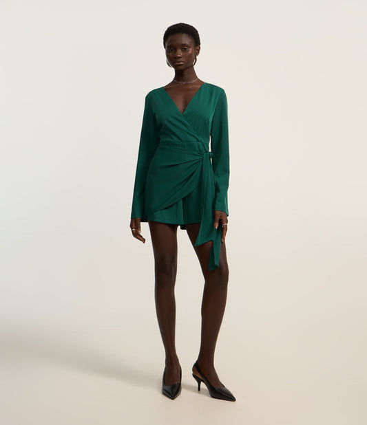 Macacão verde com decote sobreposto e shorts com saia de crepe
