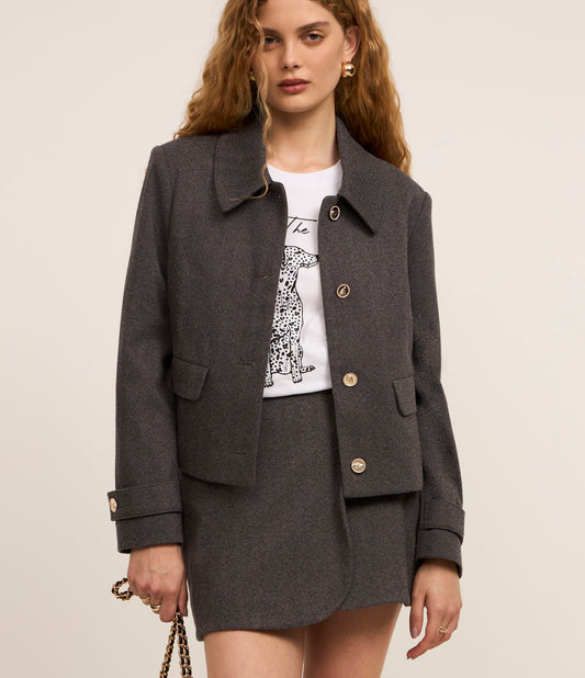 Chaqueta de tweed texturizado con botones grises en contraste