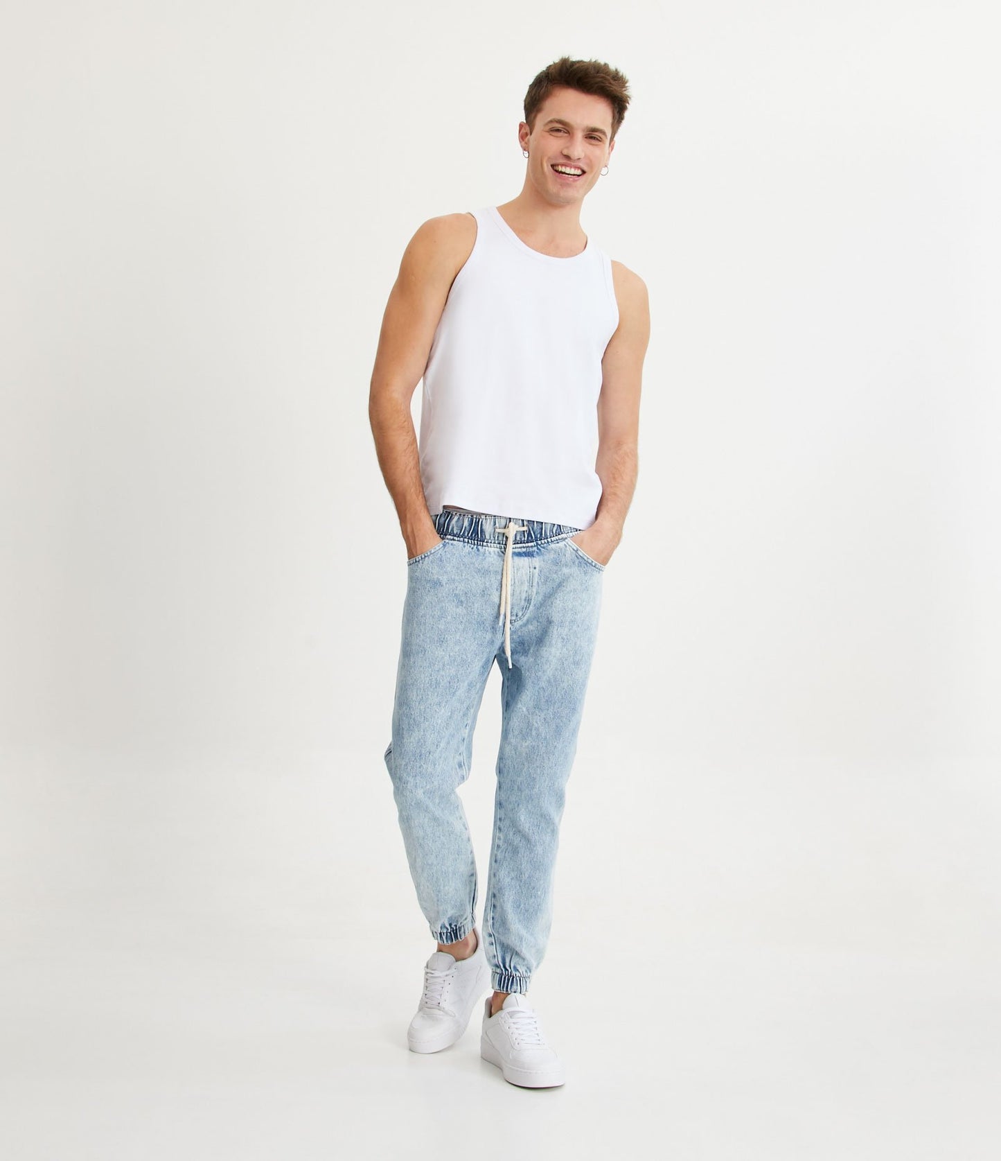 Vaqueros jogger efecto jaspeado con cordón azul