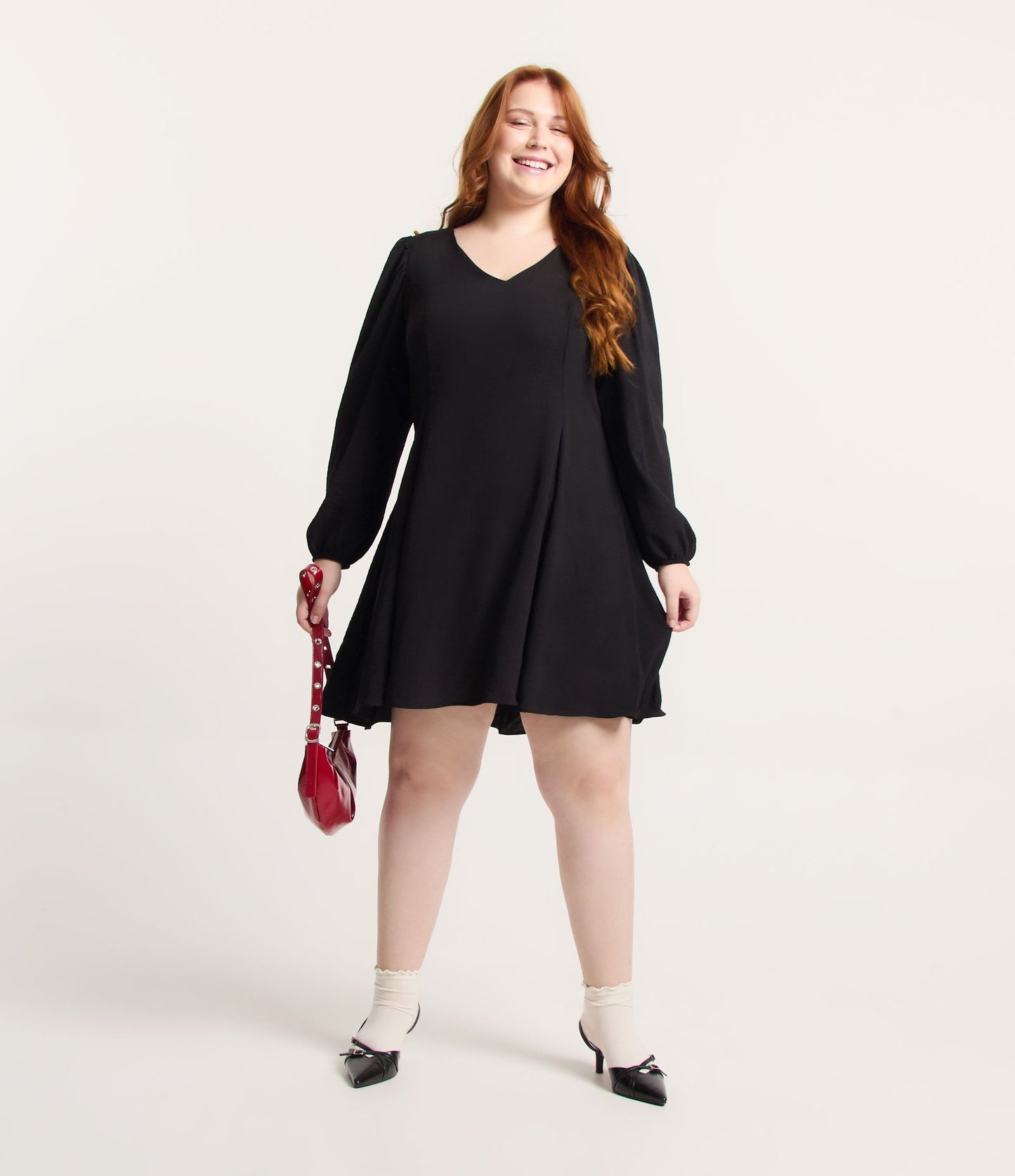 Vestido curto de crepe preto com mangas compridas - Curve e Plus Size