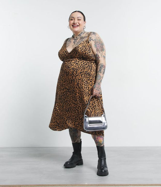 Vestido midi de satén con estampado animal - Colección Curve y Tallas Grandes de Jessica Lopes, Marrón