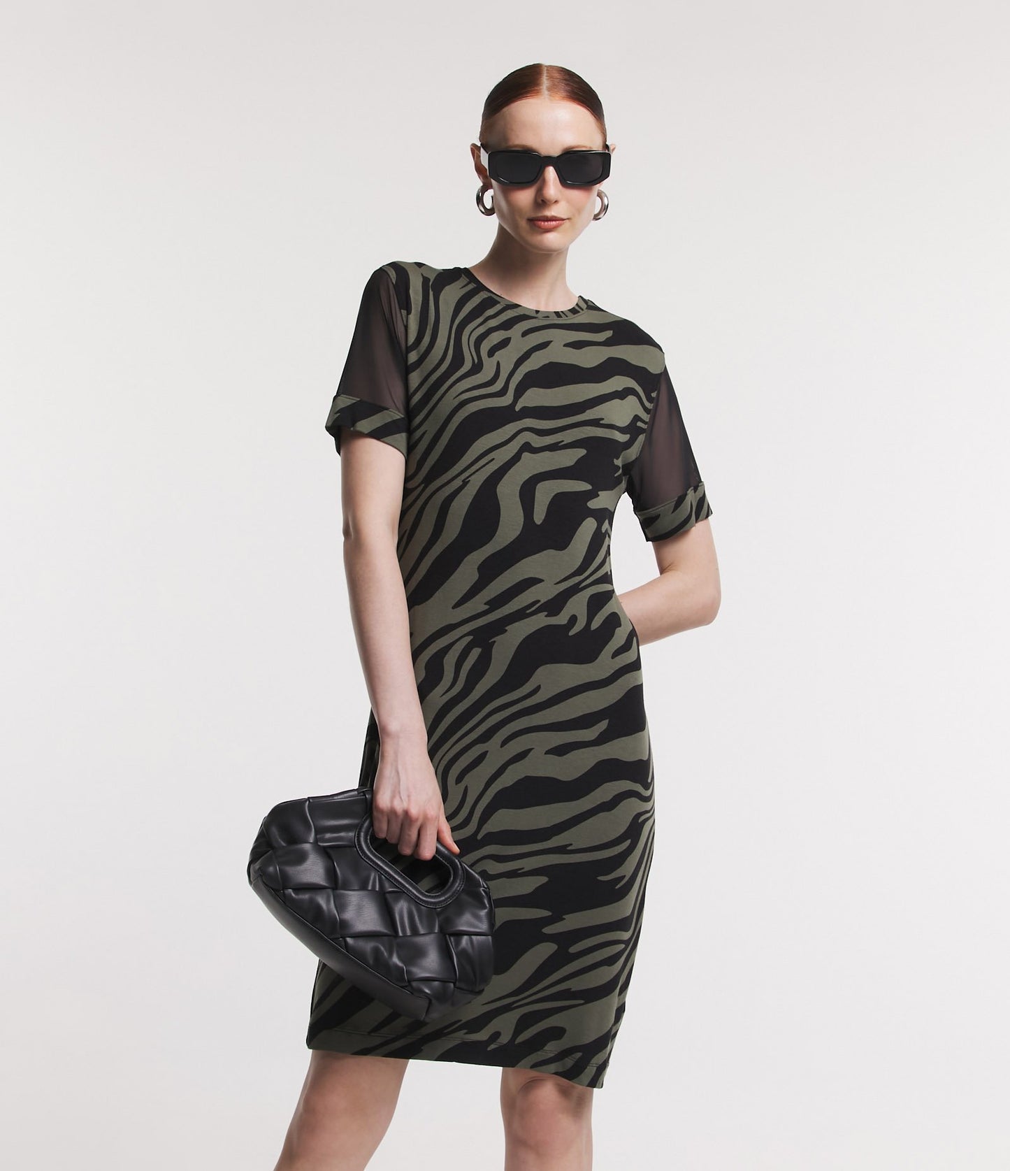 Vestido curto de viscose com mangas de tule e estampa de zebra verde/preta