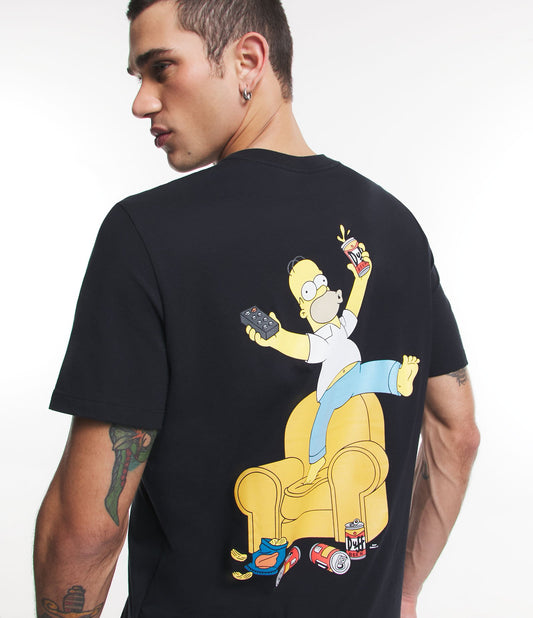 Camiseta Comfort com estampa de cerveja Duff e Homer no sofá - Preto