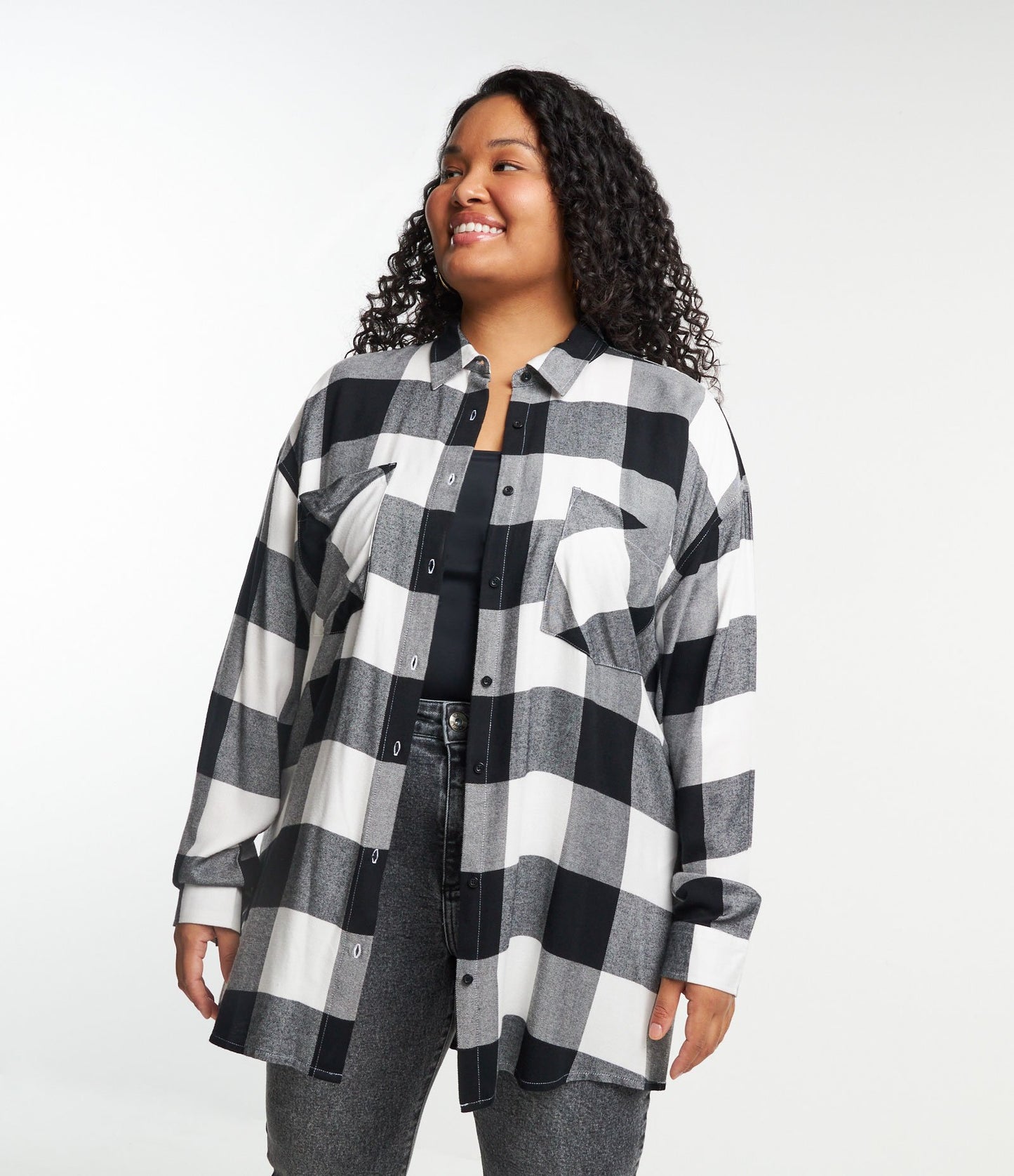 Camisa de franela a cuadros con bolsillos, Curvas y Tallas Grandes, Blanca/Negra