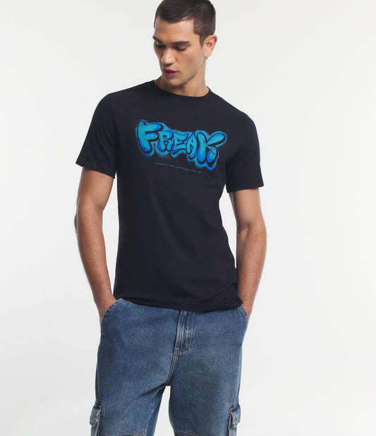 Camiseta Comfort em malha preta com a inscrição "Freak