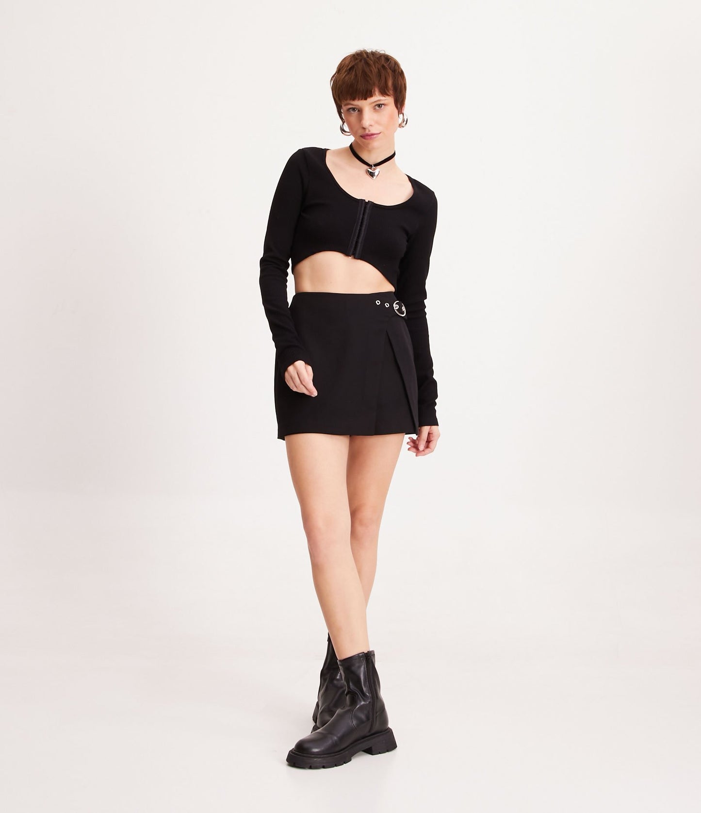 Mini-saia de viscose sob medida com fivela em preto