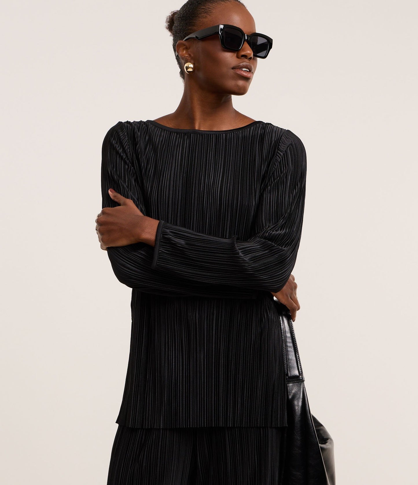 Maglione nero con effetto plissettato e scollo rotondo