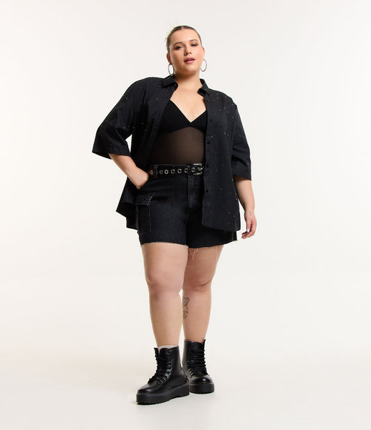 Pantaloncini di jeans neri Curve e taglie forti con tasche cargo e orlo a vivo