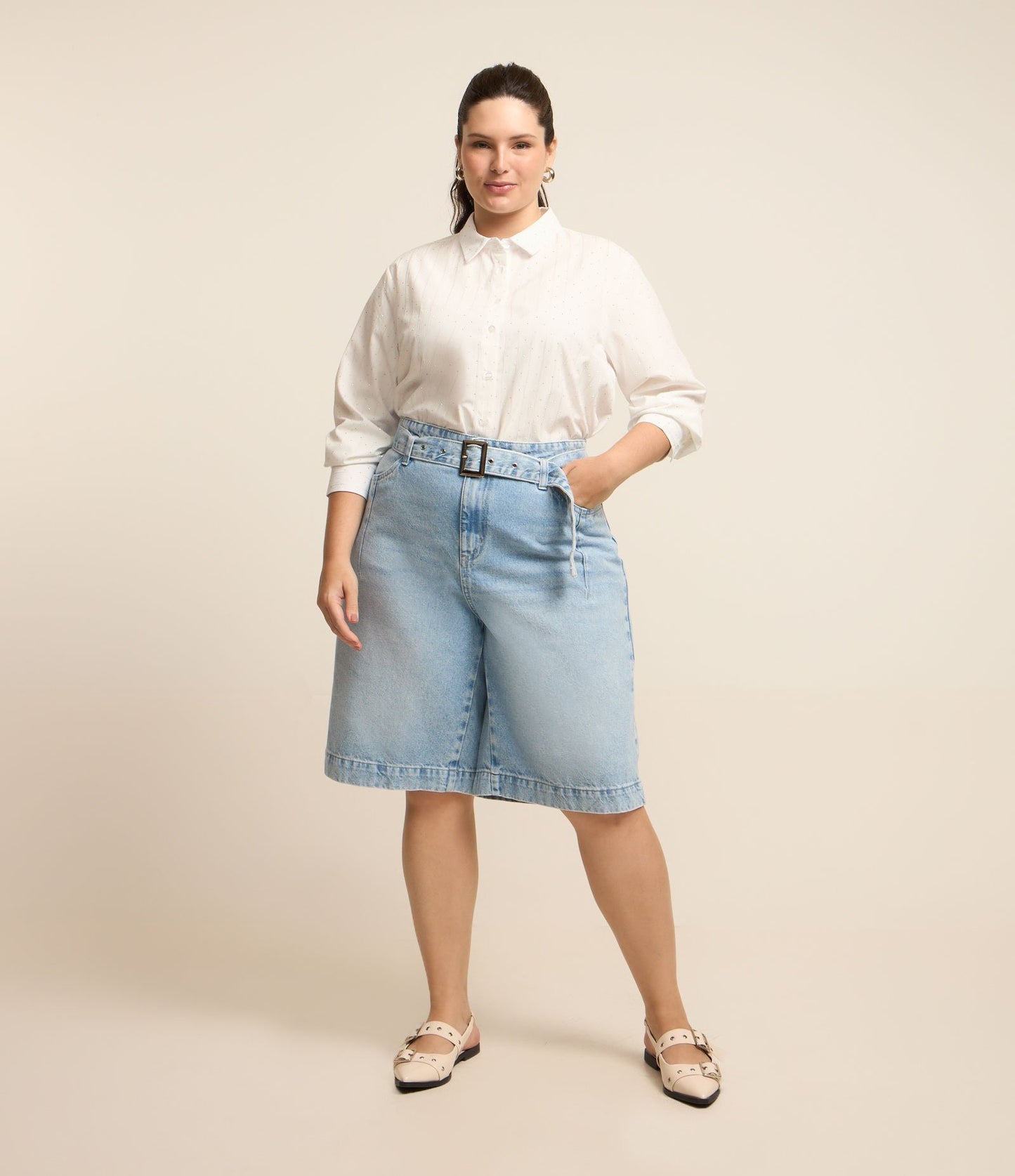 Bermuda in denim a lavaggio chiaro con cintura - Curve e taglie forti